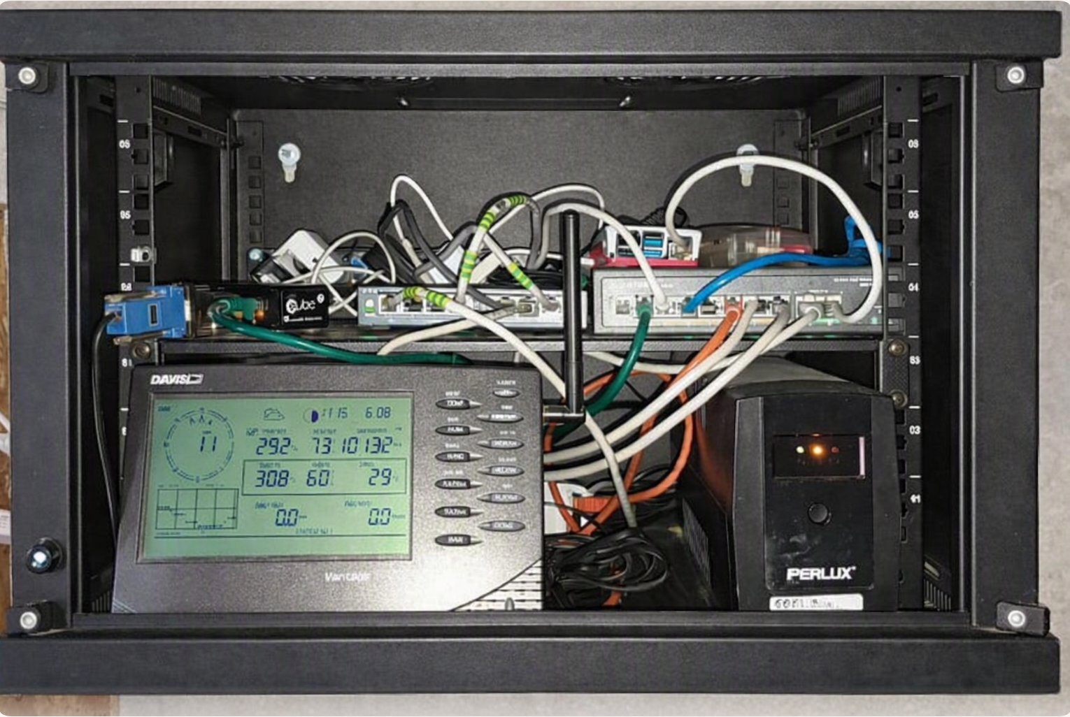 Armadio rack Marineo Meteo con i dispositivi della stazione